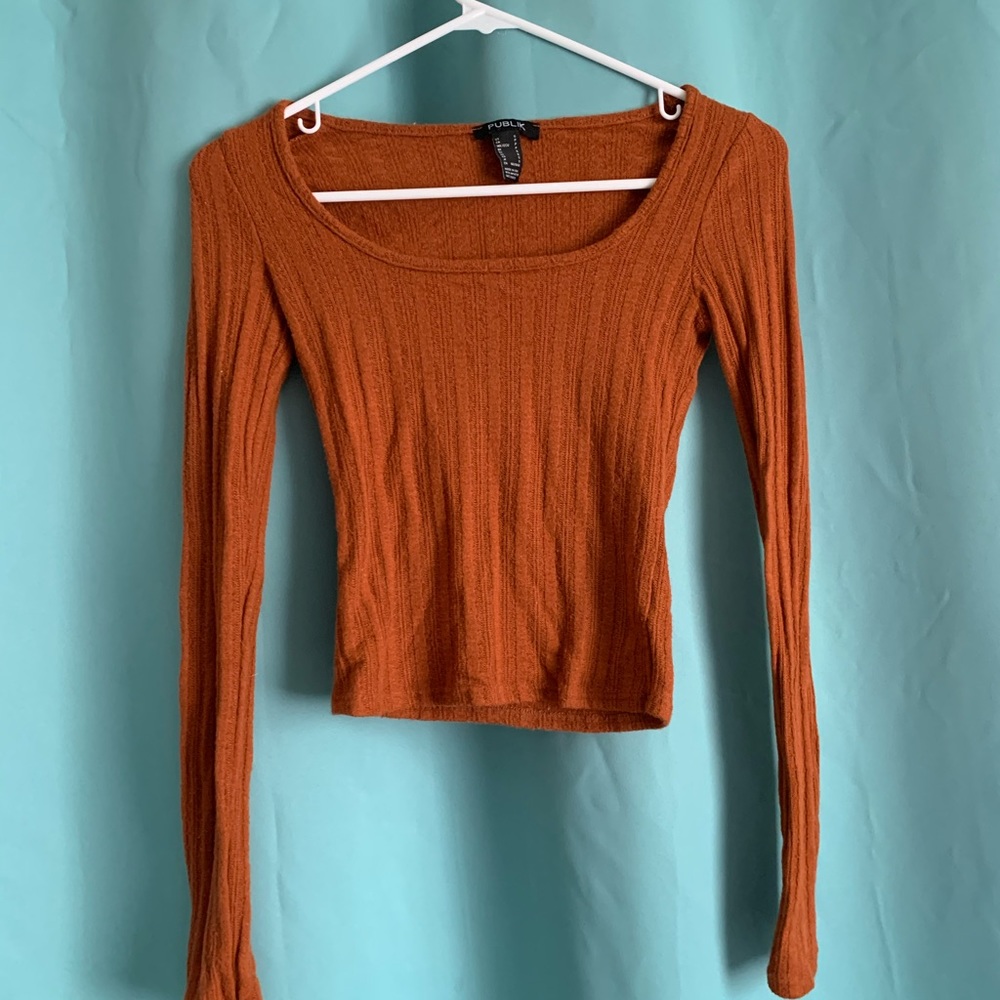 Scoop neck long sleeve cropped tee